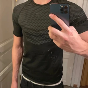 Gymshark onyx v2 - En sällsynt onyx compression tshirt, så gott som ny och använd endast ett par gången. Skick 10/10.