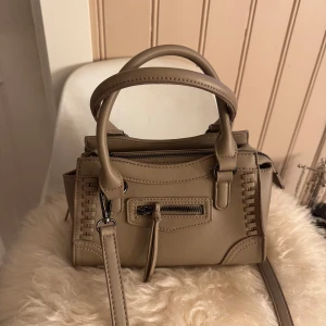 Gina väska - Super snygg beige väska från Ginatricot!! Endast använd 1 gång och är som ny! Slutsåld och väldigt populär just nu så först till kvarn💌