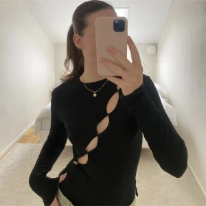 Svart fest body - Säljer en jättefin svart Body från NA-KD som jag köpte från plick men som tyvärr var lite stor💞perfekt till t.ex fester (lånade bilder)