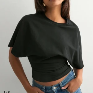 round neck wide sleeve tee - snygg topp från Nelly, använd fåtal gånger, inga defekter, strl xs