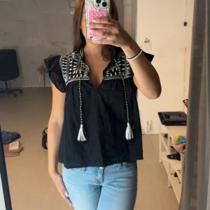 bohoo topp - snygg bohoo topp från h&m, använd 1 gång, inga defekter, strl m men ja har xs/s
