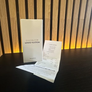 Louis Vuitton Imagination  - Lyxig parfym från Louis Vuitton, Imagination Eau de Parfum 100 ml. Kommer i en stilren, vit rektangulär kartong med silverfärgad text och LV-logga på locket. Medföljer kvitto. Perfekt för dig som gillar exklusiva dofter och snygg design. Hör av er vid eventuella frågor! 😁