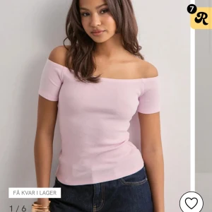 Ljusrosa offshoulder topp - Superfin ljusrosa topp med offshoulder och korta ärmar. Ribbad struktur som ger en snygg och modern känsla. Passformen är slim och toppen är perfekt att styla med jeans eller kjol. Enkel och stilren design som lyfter din look.