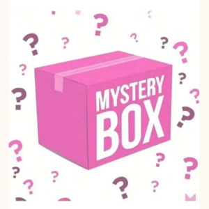 Mystery box  - En rolig mystery box som har både underdelar och överdelar. Några saker som kommer finnas kan du se på bilden men en överblick av allt som kommer kan du också se. Båda underdelarna är lågmidjade. Allt är för övrigt i xs 🫶