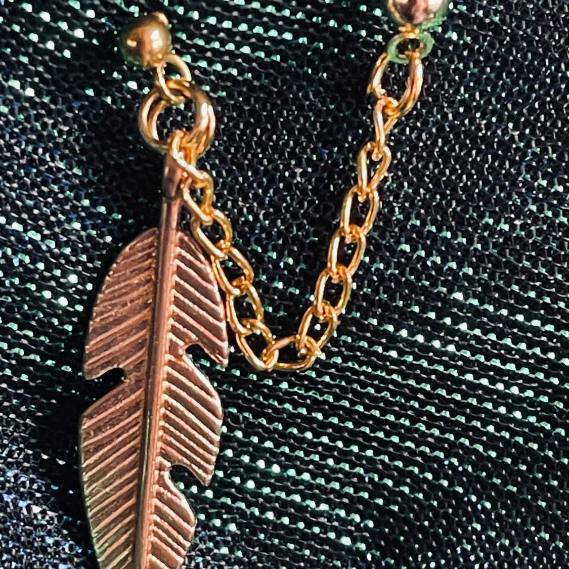 By prisförslag- 1 st dubbelt Guldörhänge med fjäderberlock - 1