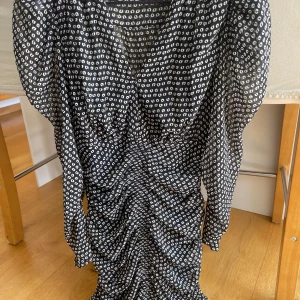 Draperad klänning zara - Klänning med draperingar i sidan från Zara storlek  xs
