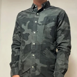 Polo Ralph Lauren Skjorta | M, Slim fit (ovanlig) - Säljer en sjukt fet Ralph Lauren skjorta| Nypriset ligger på ~ 1800kr, mitt pris, 449kr | Storlek M, slim fit | Jag på bilden är 181,71kg | Inga synliga defekter, därav mycket bra skick | Skriv vid intresse ! 💫😉