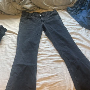 Svarta jeans från Lee bootcut fit - Svarta bootcut byxor använda några gånger ❤️