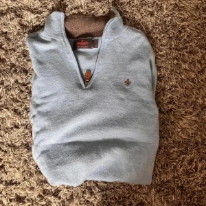 Ljusblå stickad Morris half zip🤩🙌 - Snygg ljusblå stickad tröja från Morris med half zip och brunt läderdetalj på dragkedjan. Tröjan passar storlek Xs då den har krympt i tvätten/ hör av dig vid frågor🤩🙌