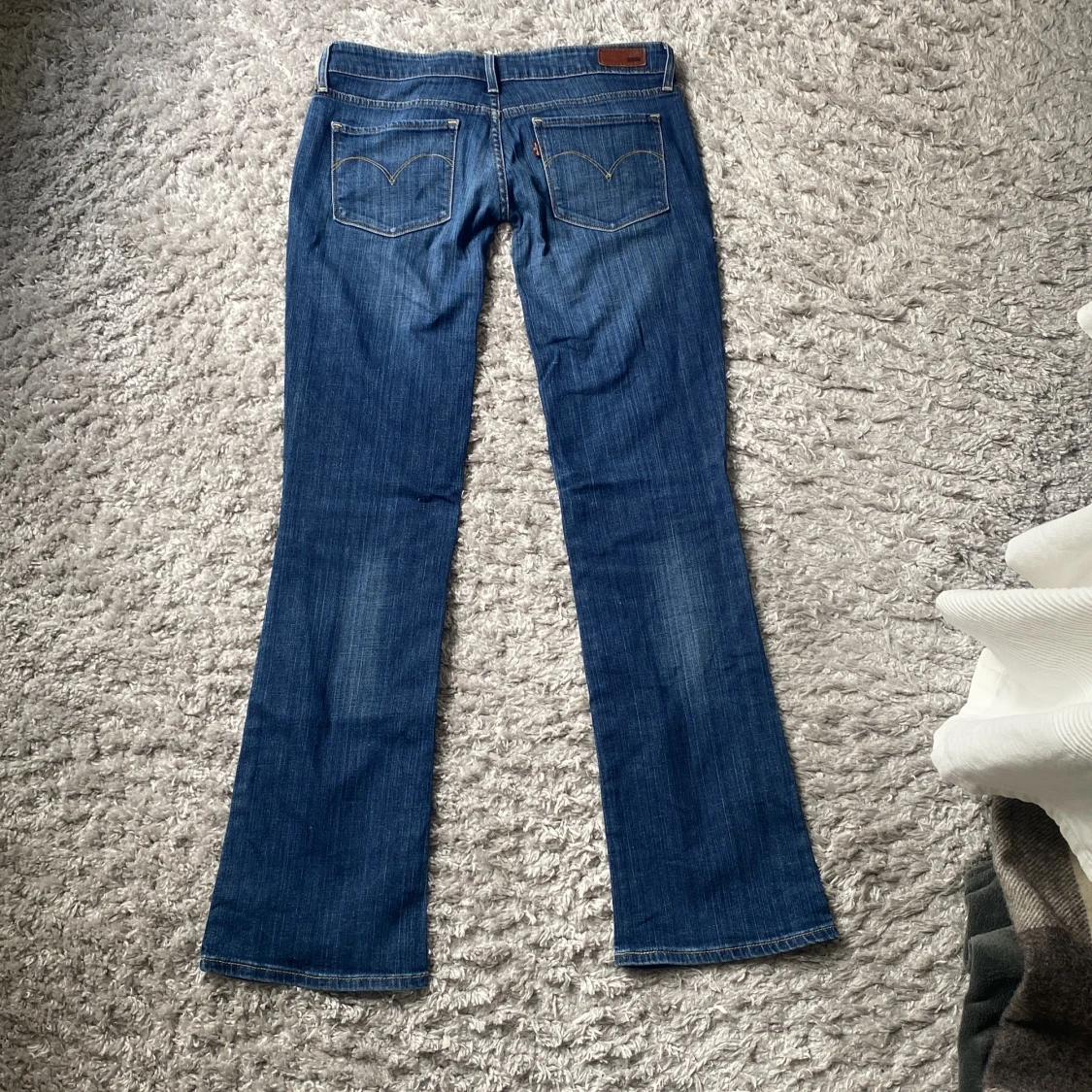Blå lågmidjase bootcut jeans från Levi's - 1
