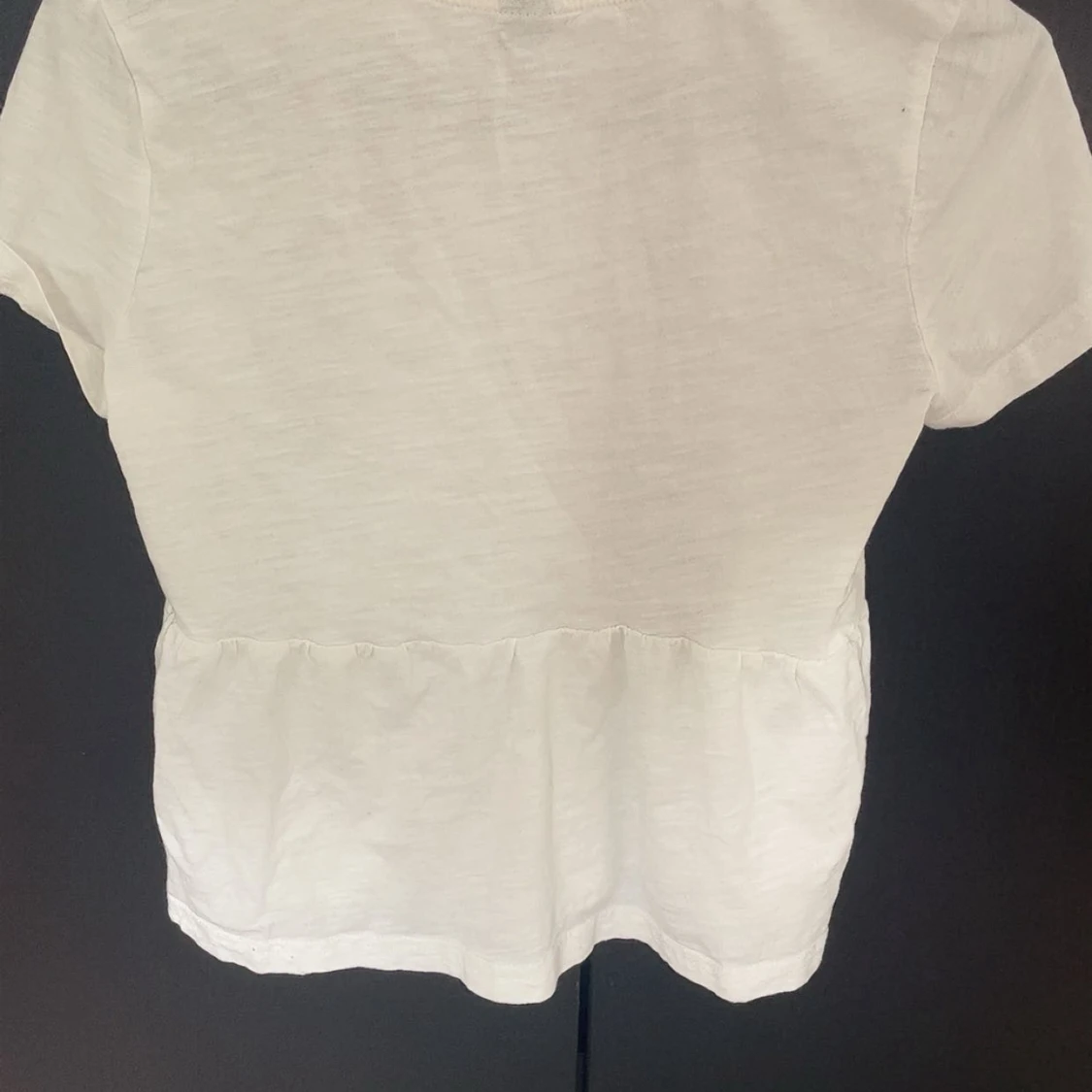 Vit T-shirt med volang - 3