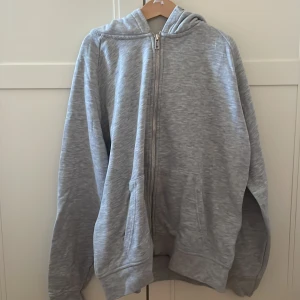 grå zipupp hoodie från lager!  - Grå zipupp hoodie från lager 157, storlek 150. Bra skick 