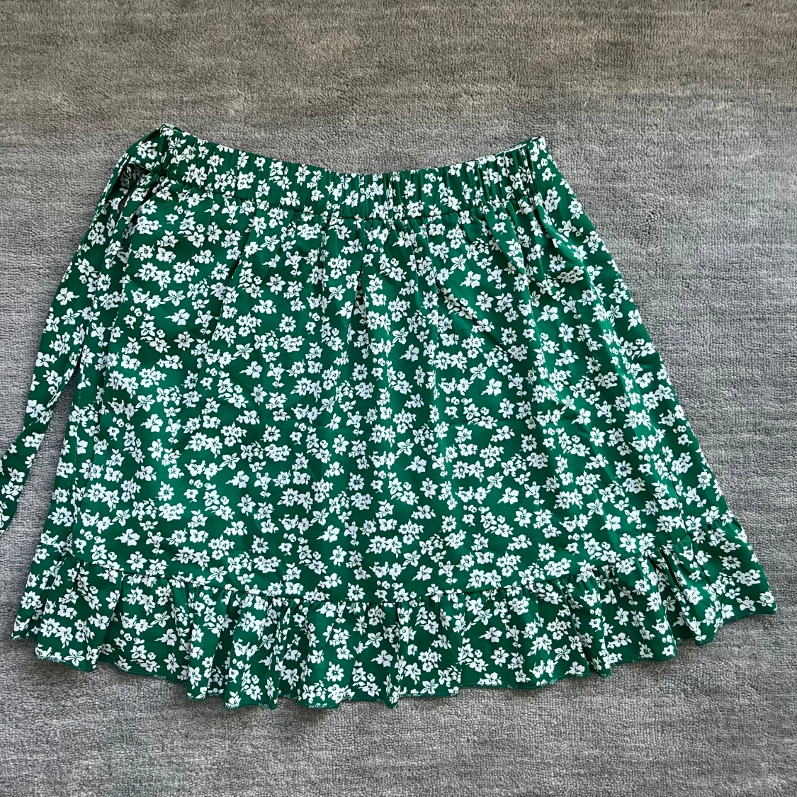 Grön volangkjol med vitt blommönster  - 2