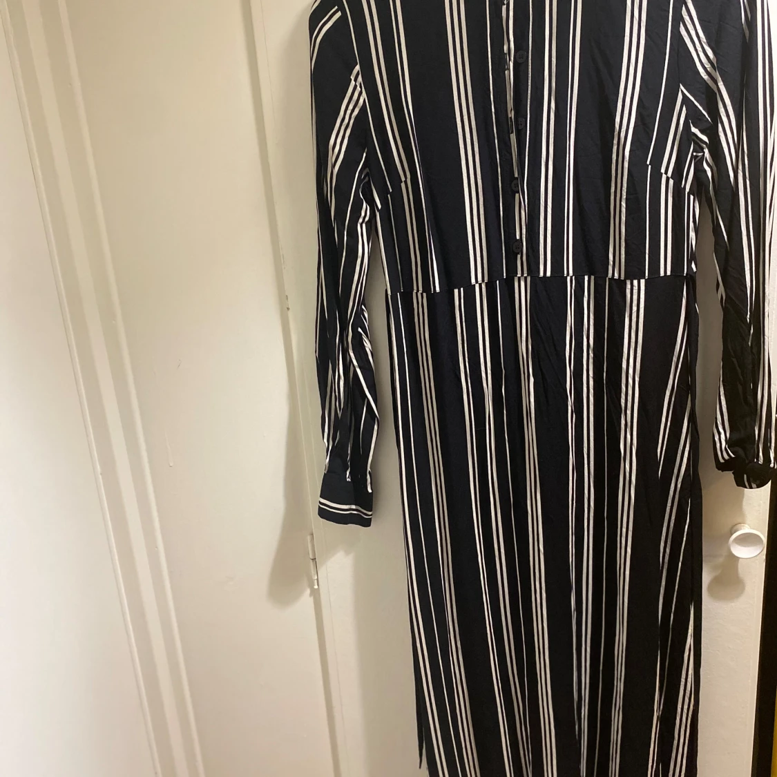 Svartvit långrandig klänning med knyt