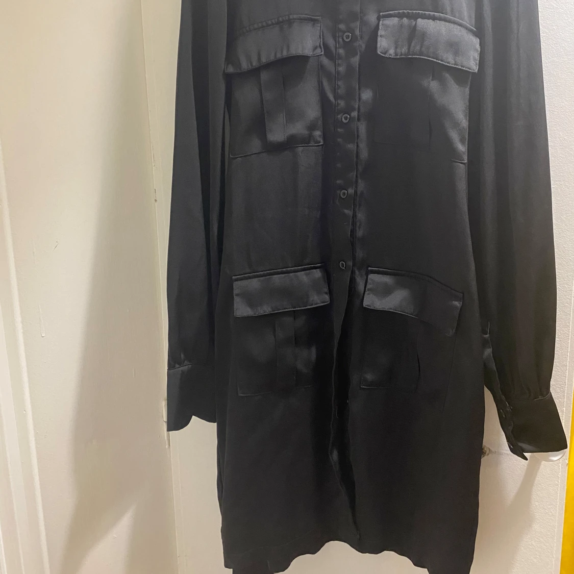 Svart skjortklänning med bälte Bik Bok - 1