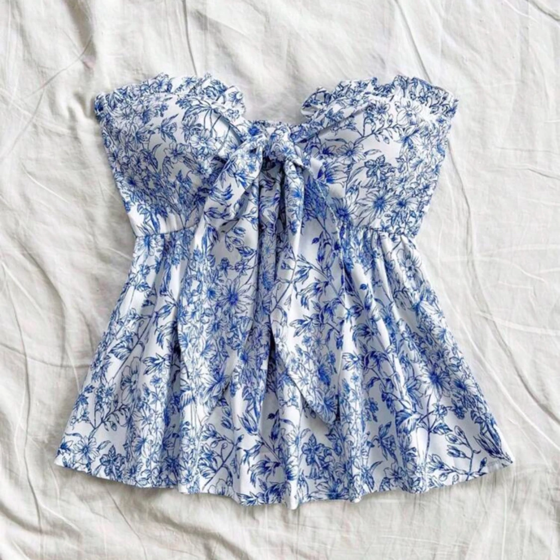 Blommig vit och blå bandeau topp