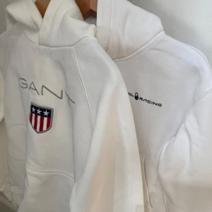 Vita hoodies från GANT & Sail Racing - Två kvalitetshoodie säljes✨  Gant Hoodien strl 152 är i stort sett nyskick! Sail racing hoodien strl 150 använd sparsamt och några mindre defekter se bild. Nypris 1800:- totalt… Nu 750:- för båda eller 450:- för Gant och 350:- för SailR. Perfekt för skolstarten! Finns i Hamburgsund🤩