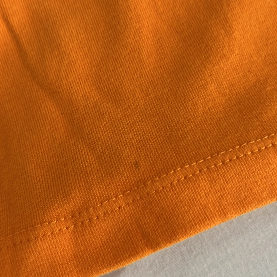 Orange ribbad kort klänning med smala axelband - 3