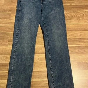 Blå regular fit jeans från &Denim - Snygga blå jeans från &Denim i regular fit med klassisk femficksdesign. Jeansen har rak passform och normal midja, tillverkade i slitstark denim. Perfekta för dig som gillar en enkel och tidlös stil. Storlek 29/32.