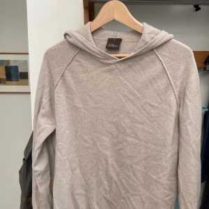 Cashmere hoodie från Oscar Jacobson - Snygg beige Cashmere hoodie från Oscar Jacobson i storlek M. Pris går alltid att diskutera vid snabb affär. 