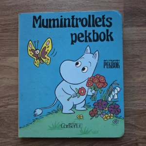 Mumintrollets pekbok - En färgglad och charmig pekbok med Mumin och hans vänner! Perfekt för dig som gillar söta illustrationer och vill ha en nostalgisk och lekfull bok. Upptäck natur, blommor och roliga vardagsäventyr i Muminvärlden. Sparsamt använd, fint skick. 
