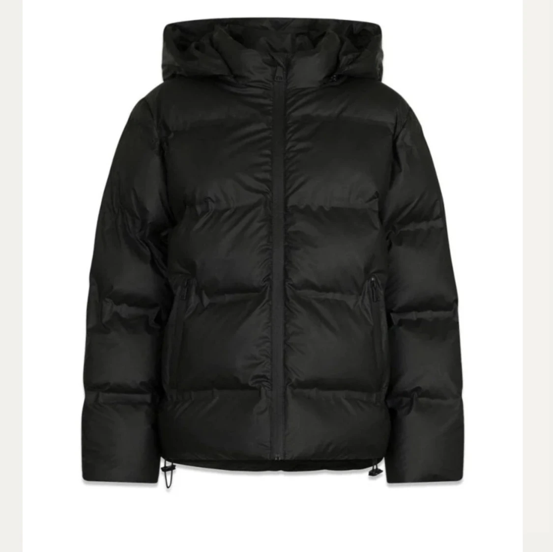 Svart pufferjacka med huva
