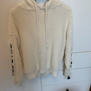 Stickad hoodie  - En stickad hoodie i nytt skick. Sällan använd🥰🥰🥰