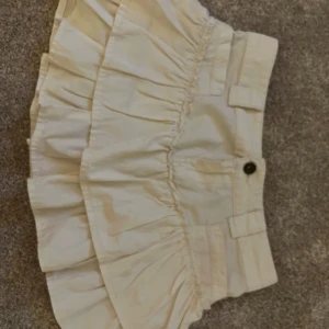 Vit volangkjol från Bershka - Jättefin minikjol som bara är använd några gånger! Vit/creamfärgad. 