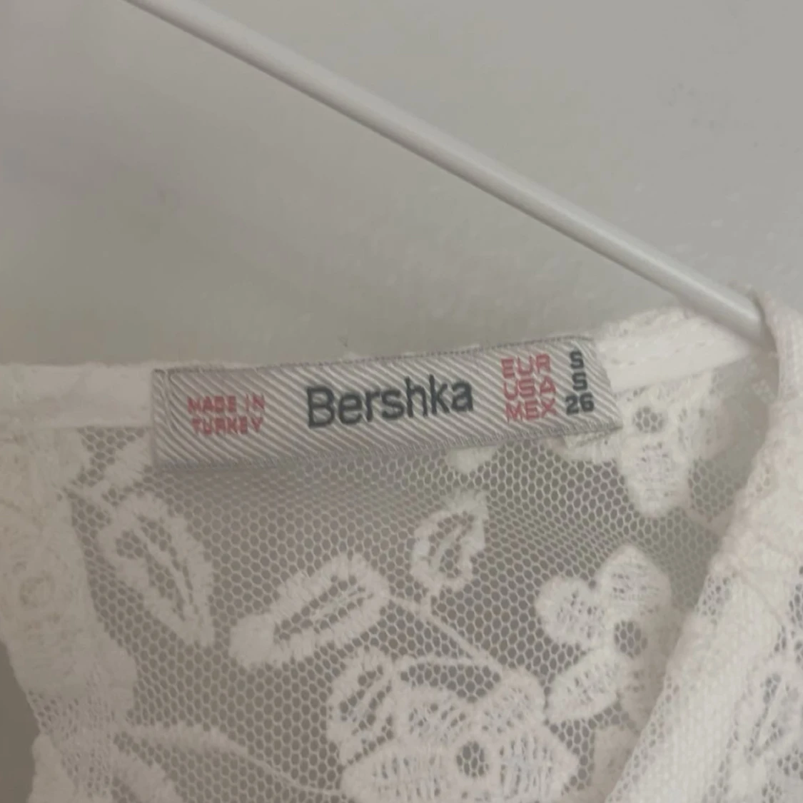 Vit blus med spets från Bershka - 2