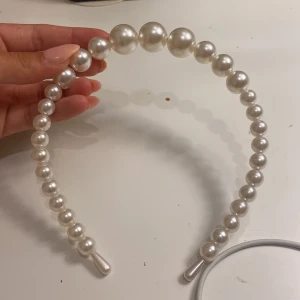 Diadem med stora pärlor i vitt - Snyggt diadem med glansiga vita pärlor i olika storlekar som ger en lyxig och trendig look.