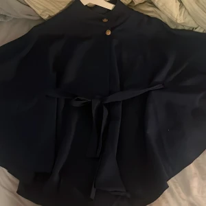 Poncho kappa från missäy - Snygg mörk blå poncho som inte kommit till användning. Det är INTE poncho Blair från missöy denna är i tunnare material siluett likt.