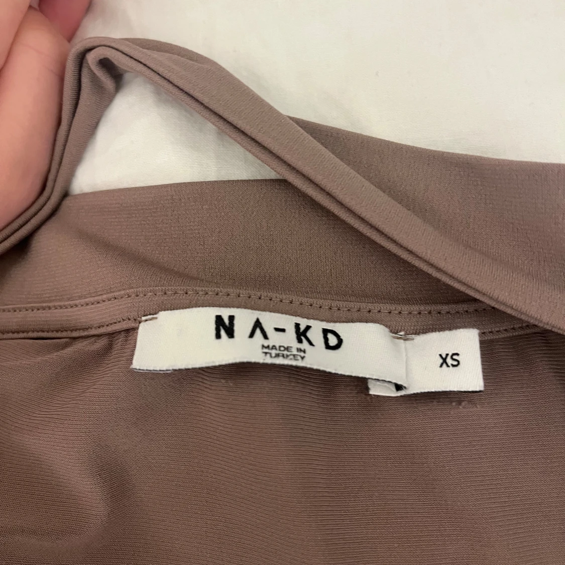 Beige polotröja med cut out från NA-KD - 1