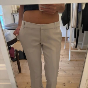 Beige bootcut kostymbyxor från BikBok - De perfekta lågmidjade beigea kostymbyxorna som tyvärr blivit för små på mig💞Jag är 169 cm lång.