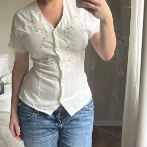 Justerbar Blus - Knapp Blus bra skick Vit Blommor Justerbar Blus Figursydd Fin Blus 