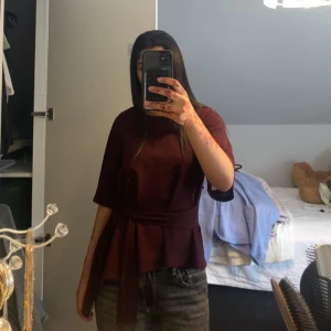 Vinröd blus med knyt i midjan - Jättefin blus använder it längre