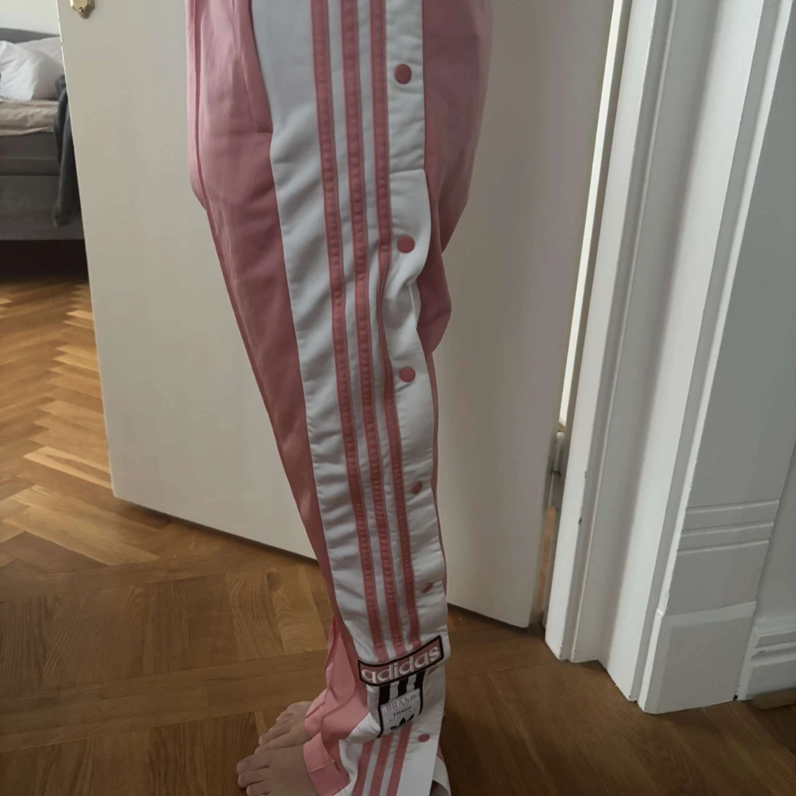 Rosa Adidas mjukisbyxor med knappar - 1