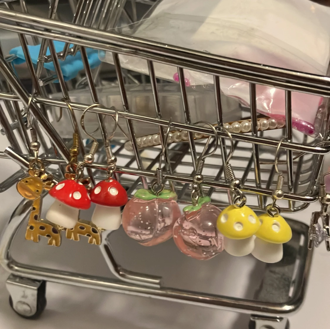 Färgglada örhängen med roliga motiv - 1