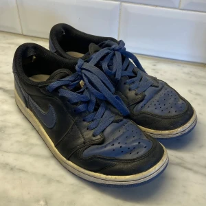 Nike skor - Använda men har mycket kvar att ge, storlek 40 🙌🏼 priset är inte slaget i sten, ingår även nya skosnören 