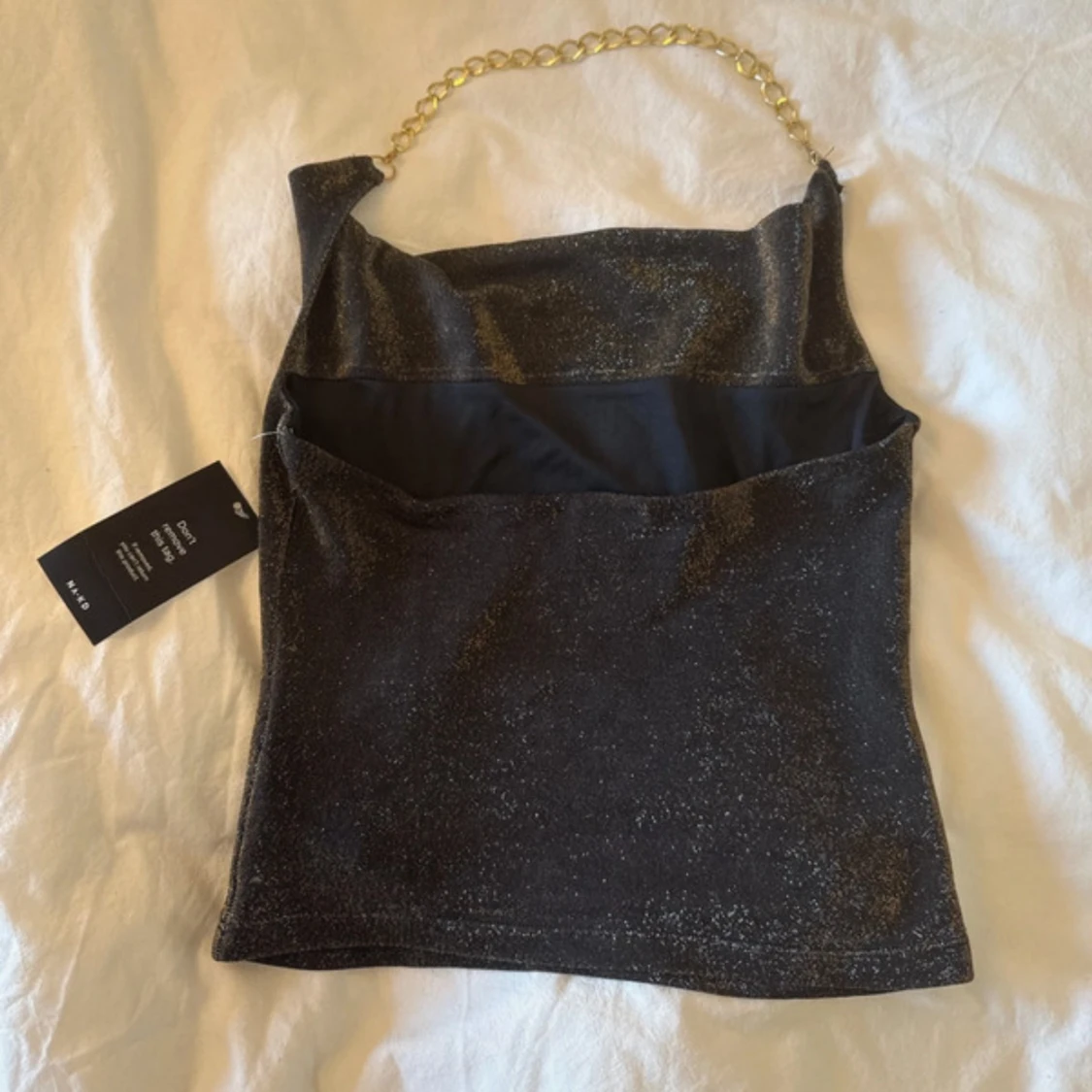 Svart glittrig tubtopp med guldkedja från NA-KD - 1