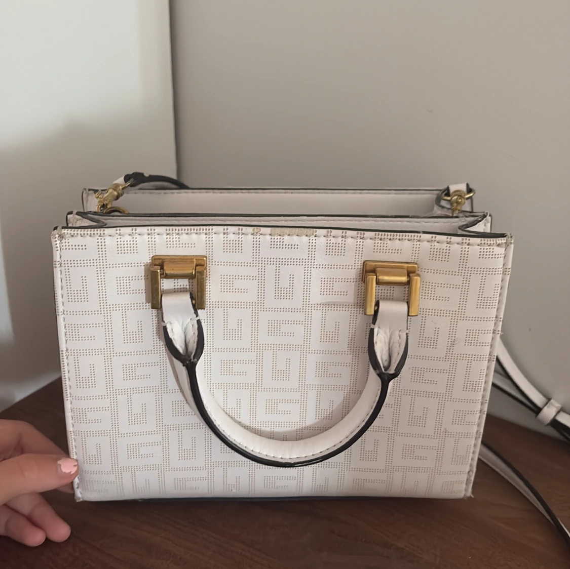 Vit handväska från Guess med guldiga detaljer - 2