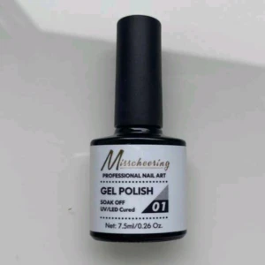 Vit gel polish från Misscheering - Snygg vit gel polish från Misscheering, perfekt för att skapa trendiga naglar. Färgen är helt vit och flaskan innehåller 7,5 ml. 75% kvar av nagellacket. Härdas med UV/LED-lampa. Passar dig som gillar stilrena och fräscha naglar. Finns även en helt ny i förpackning, den säljer jag för 30kr istället! Den annonsen finns ute också! 