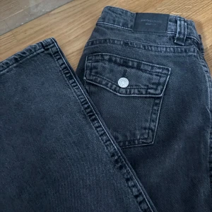 Utsvängda/flare jeans från Gina tricot - Säljer ett par svarta jeans från Gina tricot i storlek 34. Modellen har breda ben och klassisk femficksdesign med en extra ficka med knapp bak.💞💞