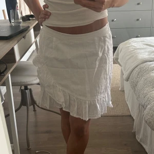 Omlottkjol med volang - Superfin kjol i 100% linne! Knappt använd