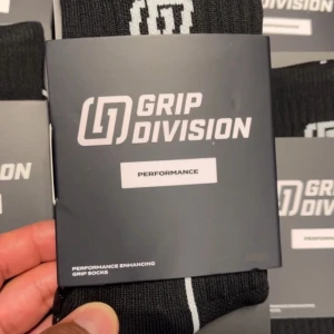 Fotbollskor Gripsocks - Ordinarie pris är 299 styck från Gripdivision fotbollstrumpor. Alla par helt nya. Storlek 39-41. 13 par - ta alla för 1500kr