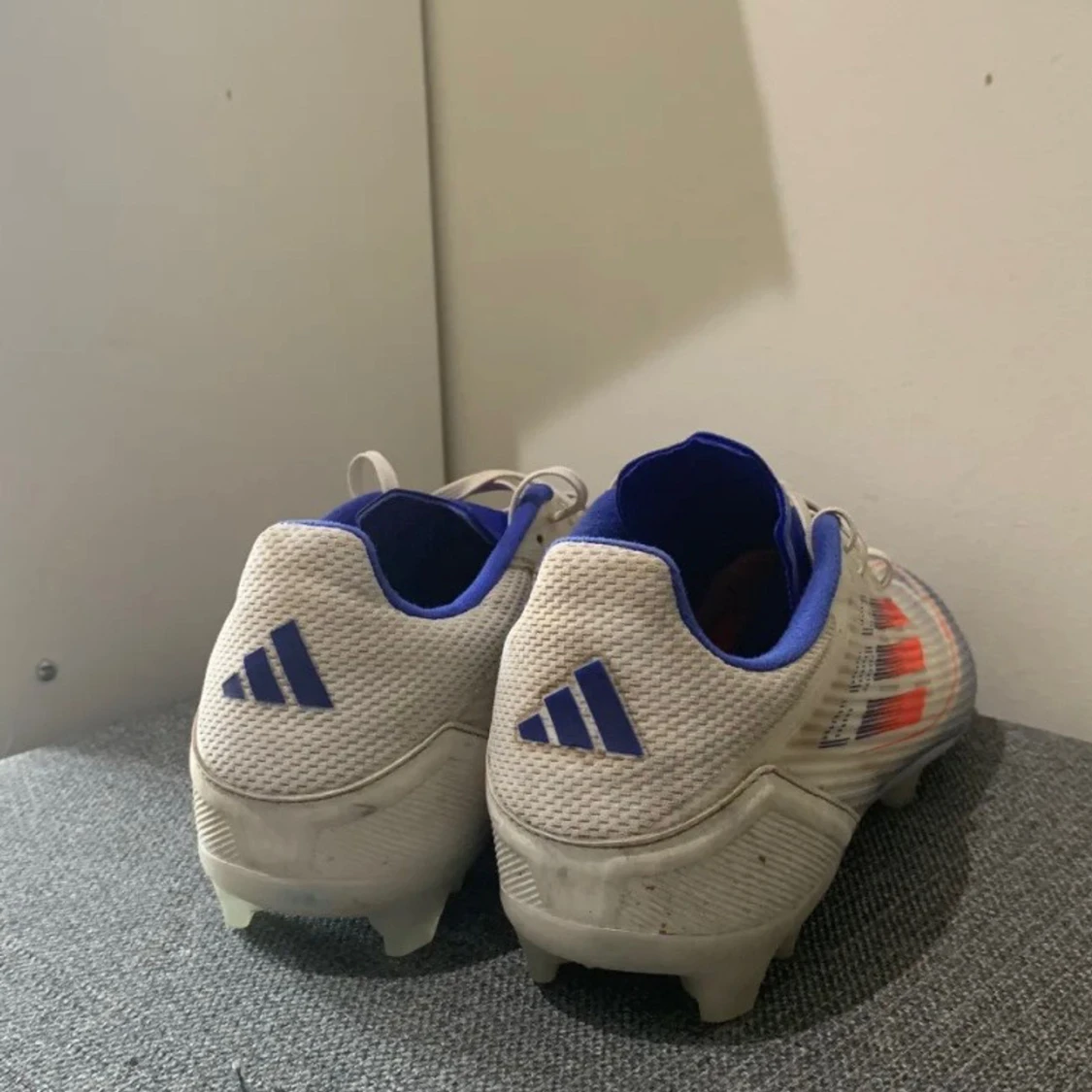 Adidas F50 blå och vita fotbollsskor - 1