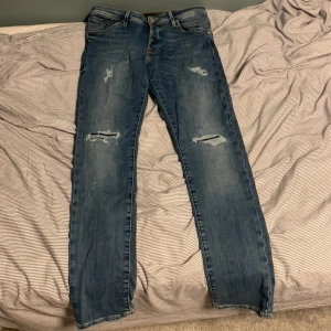 Slim fit jeans från Jack & Jones - Blåa slim fit jeans från Jack and Jones med slitningar nypris ca 650 tror jag, använda max 3 gånger 