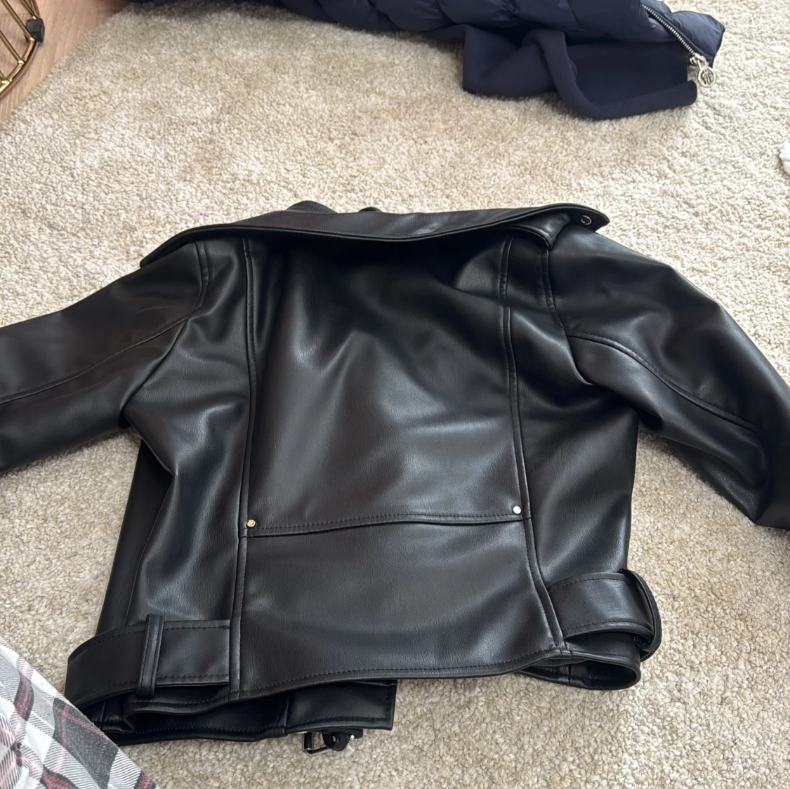 Svart skinnjacka med bälte från Zara  - 1