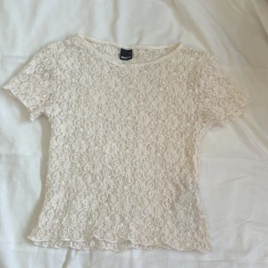 Beige/Vit spetsblus  - Beige/ Vit spets topp från Gina tricot i storlek S. Använd fåtal gånger och är i mycket bra skick. Finns inte kvar på hemsidan längre.
