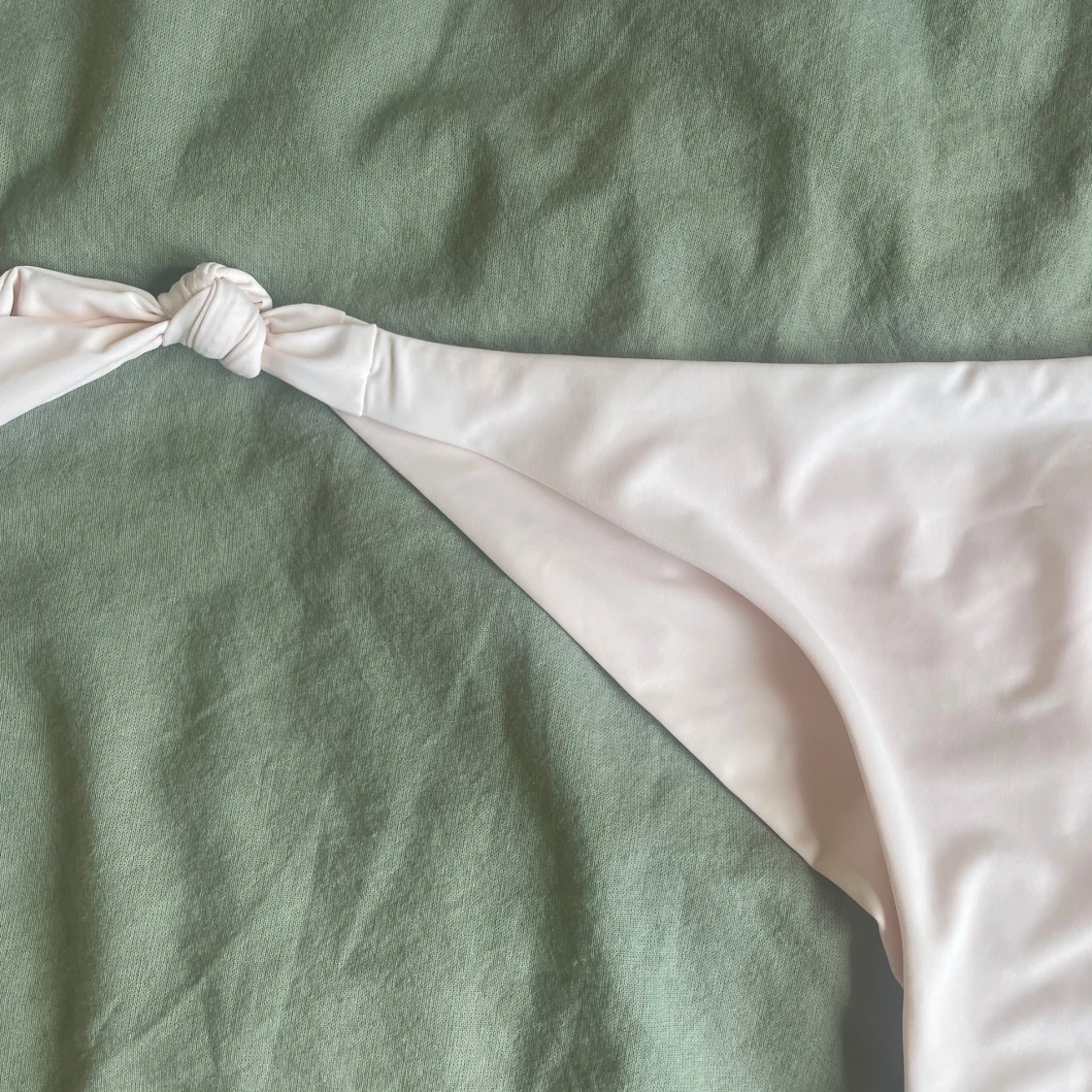 Vit bikini med snäckor och pärlor - 2