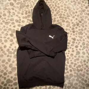 Svart puma hoodie - Snygg puma hoodie i bra skick inga fläckar bara använd ett fåtal gånger
